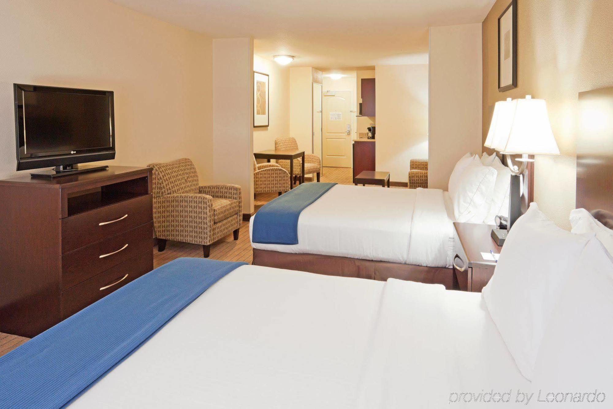 Holiday Inn Express & Suites Clovis Fresno Area By Ihg Room photo
